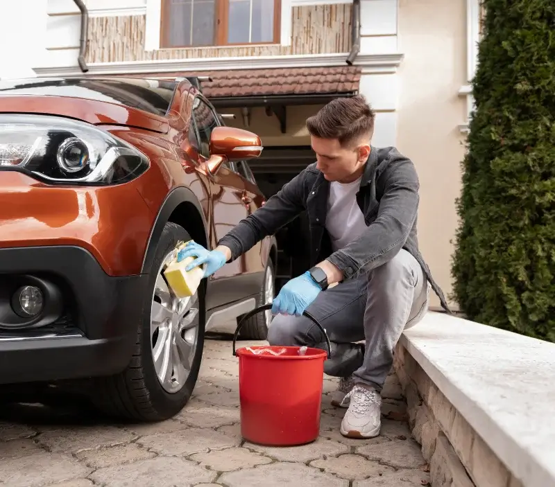Lavage auto à domicile Lamadeleine-Val-des-Anges : professionnel intervenant sur un véhicule